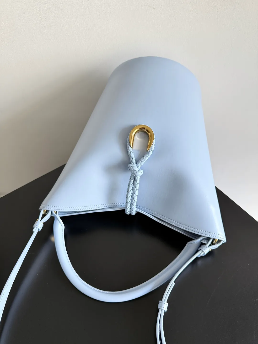 Batch 1880 BOTTEGA VENETA 2025 new women's LIBERTA small bucket bag The wind of "freedom" is still blowing towards summer🫧Unique bag shape and large enough capacity. This kind of small bag has always been very popular in summer. It can easily store essential items such as sunscreen and mini 5-fold umbrella when carrying it when going out. It uses braided knots and horseshoe buckle shapes. The metal ring is used for opening and closing, and the classic weaving is only used as an embellishment here, giving way to the simplicity of all-leather. It is a true combination of innovation and classics. It is also equipped with a detachable long shoulder strap. Friends who don’t like to carry it on the shoulder can only buy this bag and have more choices. Style number: 806038 Size: 30*18*18cm